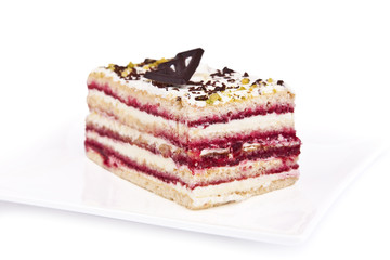 Kuchen auf einem Teller isoliert auf weißem Hintergrund