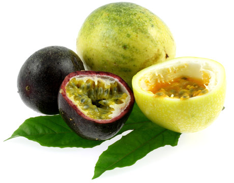 fruits de la passion, passiflora edulis, grenadine, fond blanc