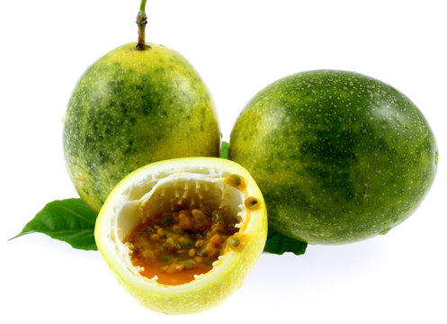 fruits de la passion, passiflore, grenadine, fond blanc