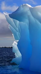 Rolgordijnen Prachtige ijsberg bijna transparant in Antarctica © Achim Baqué