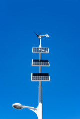 lampadaire urbain avec eolienne et panneaux solaires