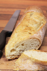 Baguette mit Brotmesser