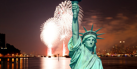 Fototapeta premium The Statue of Liberty and July 4th firework