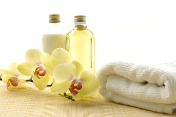 Obraz na płótnie Canvas lotion and yellower orchids-spa essentials