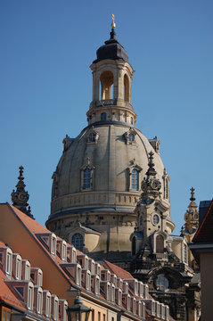 Blick über die Münzgasse auf die Frauenkirche von Dresden