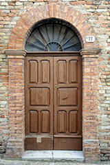 Fototapeta na wymiar Drewniane drzwi, Mondaino