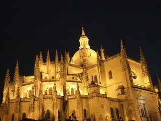 Fototapeta na wymiar Catedral de Segovia por la noche