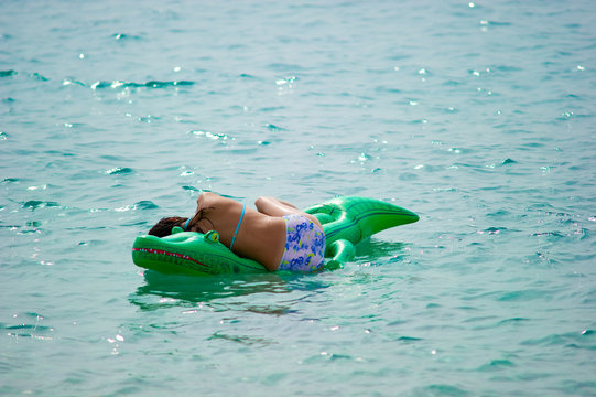 girl relaxing in the sea- ragazza nel mare