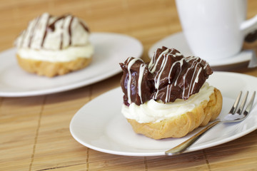 Windbeutel mit Schokoüberzug und Kirschfüllung