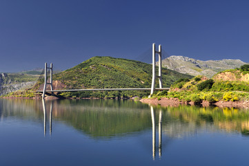 Puente sobre el embalse de Barrios de Luna.