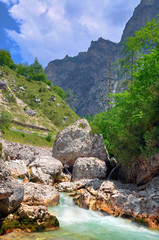 torrente nelle dolomiti