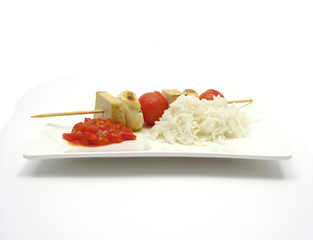 Gemüsespieß mit Tofu und Reis auf weißem Teller
