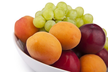Obst mit Weintrauben und Pflaumen in eine Schale
