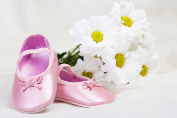 Obraz na płótnie Canvas Pink baby shoes