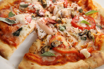 Obraz na płótnie Canvas pizza margarita fresh from oven