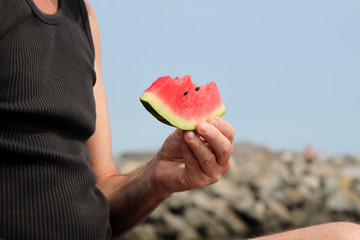 Mann beim Essen einer Wassermelone