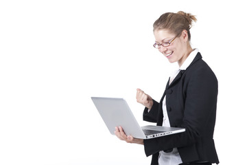 Junge Frau mit Laptop hat gewonnen