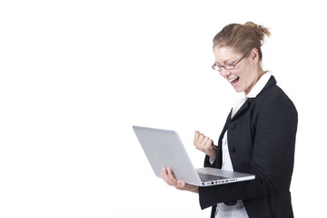 Junge Frau mit Laptop hat Erfolg