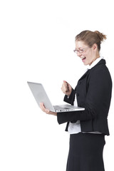Frau mit Laptop freut sich