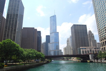 Naklejka premium Skyline wzdłuż rzeki Chicago w letni dzień.