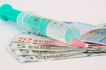Spritze auf Geldschein