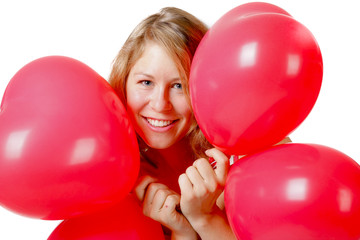 Junge Frau mit Luftbaloonherzen
