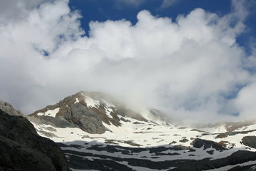 Fototapeta na wymiar Peaks with clouds in Ordesa National Park