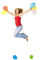 Jubelnde junge Frau mit Luftballons macht Luftsprung
