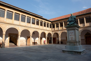 Fototapeta na wymiar Wnętrze Uniwersytetu w Oviedo, Asturia, Hiszpania