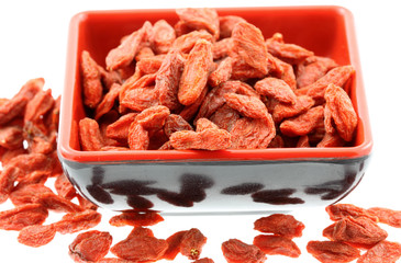 coupelle de baies de goji, lycium barbarum, fond blanc