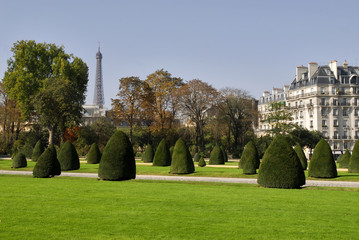 Jardin des Invalides à Paris avec la Tour Eiffel en arrière plan