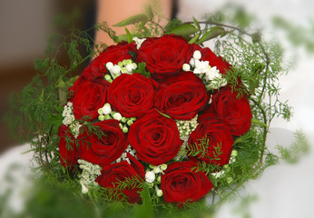 Brautstrauß mit roten Rosen