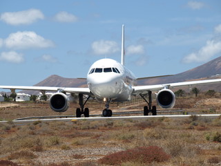 Fototapeta na wymiar Samolot rzuca na Lanzarote na początek