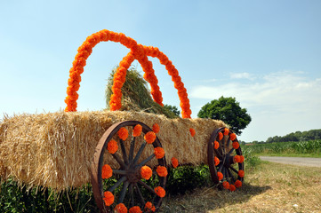 Zum Erntedankfest und zur Erntezeit steht der geschmückter Heuwagen am Wegesrand.