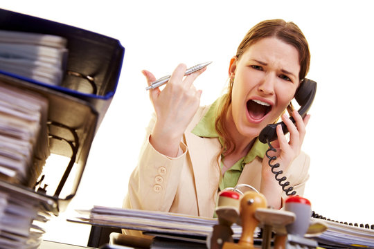 Frau schreit ins Telefon