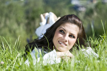 Frau mit Blick-Wiese.