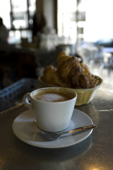 Café et Croissant à Paris