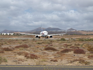 Fototapeta premium Flugzeug auf dem Aeroporto Lanzarote bei Arrecife