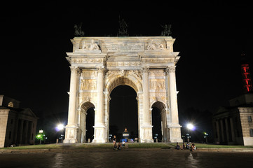Fototapeta na wymiar Arco della Pace w Mediolan po renowacji