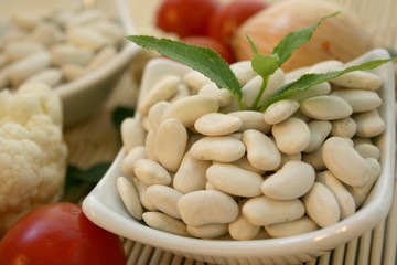 Getrocknete weisse Bohnen in Schale