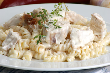hausgemachter Nudelsalat mit Hühnerfleisch