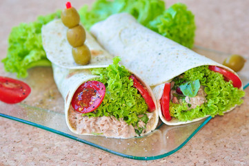Weiche Tortillas mit Thunfisch und Gemüse gefüllt