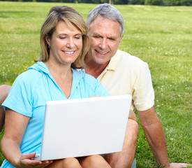seniors couple with laptop