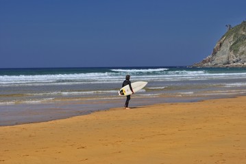 Surfista buscando la ola