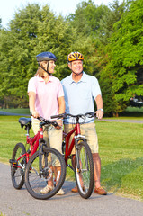 Obraz premium seniors couple biking