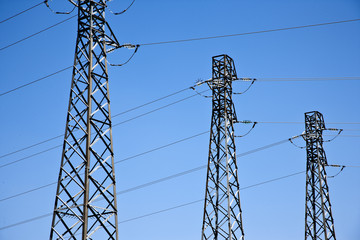 cavi e traliccio elettrico palo