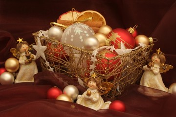 Christkinder mit Dekokugeln