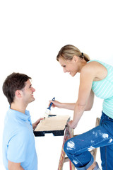Obraz premium Happy couple painting a room