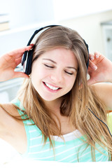 Naklejka premium Jolly woman listen to music