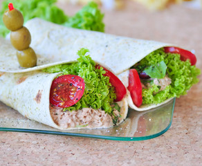 Burrito gefüllt mit Thunfischpaste und grünem Salat